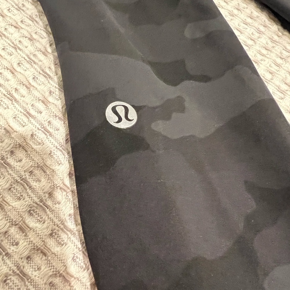 Lululemon Base Pace Size 4 .. 25” Heritage Camo